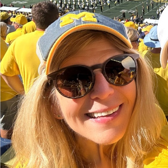 Meet your Posher, Kim - Picture 2 of 3